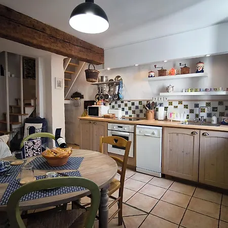 Casa de Férias Maison Des Remparts Nichee Sous La Cite *