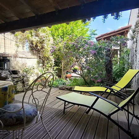 Maison Des Remparts Nichee Sous La Cite *