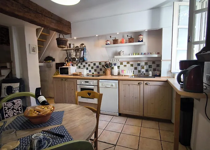 Casa de Férias Maison Des Remparts Nichee Sous La Cite