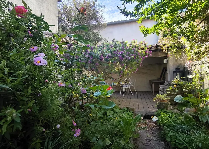 Casa de Férias Maison Des Remparts Nichee Sous La Cite Carcassonne
